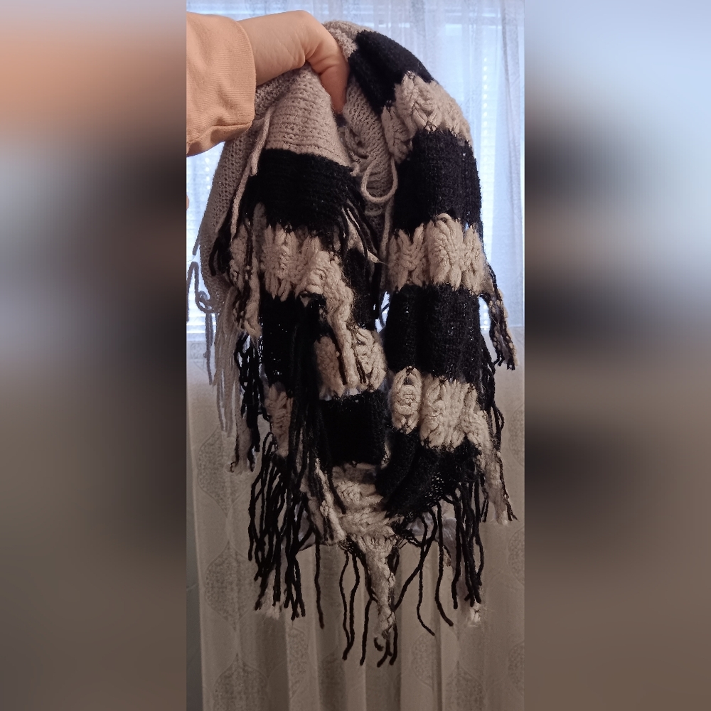 Maurices scarf, gray with black stripes